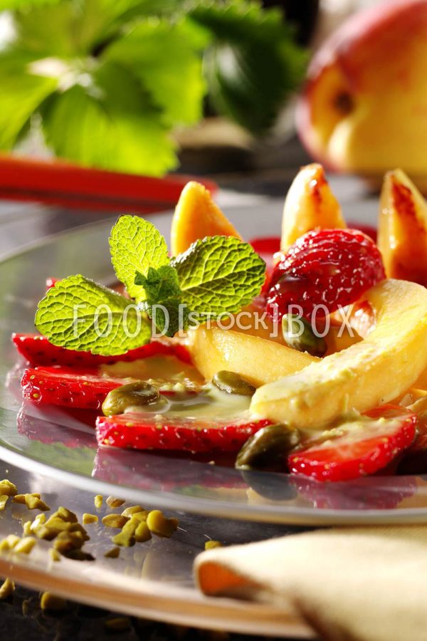 Pikanter Fruchtsalat mit Pfirsich und Erdbeeren