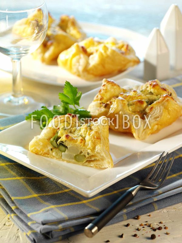 Blätterteigtaschen mit Spargel-Käse-Füllung