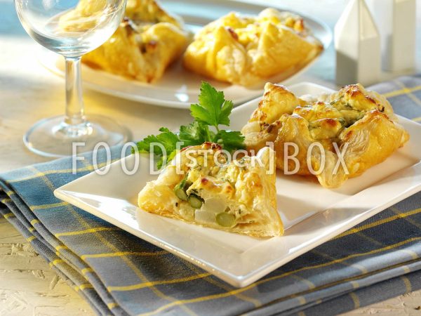 Blätterteigtaschen mit Spargel-Käse-Füllung 2