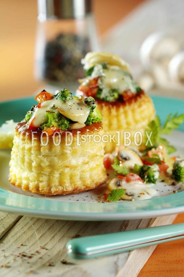 Blätterteigpastete mit Brokkoli-Champignon-Füllung und Gorgonzola-Haube