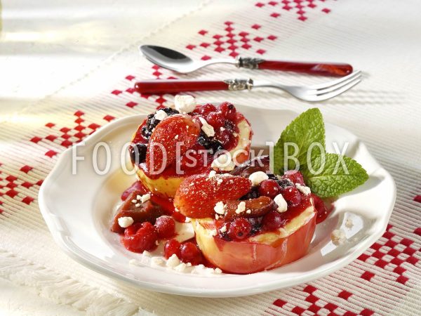 Bratapfel mit Baiser und Rumtopf-Früchten