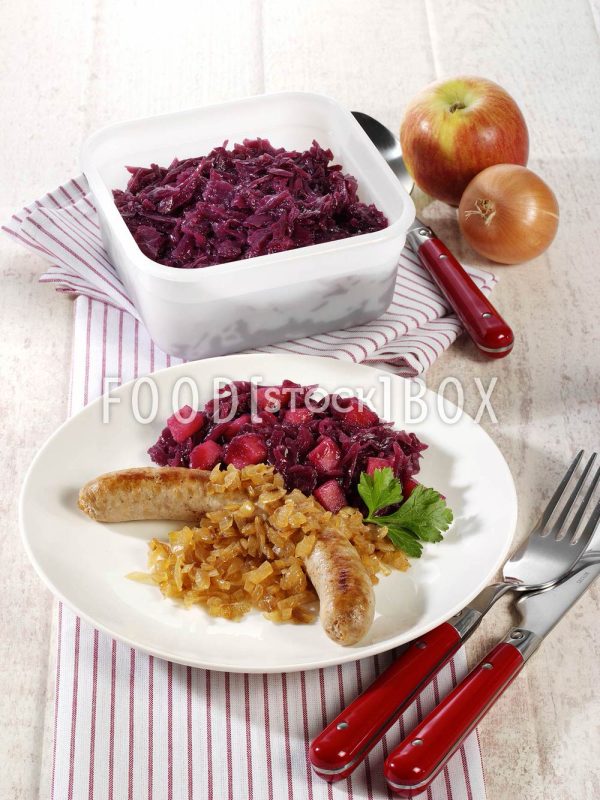 Bratwurst mit Rotkohlmus