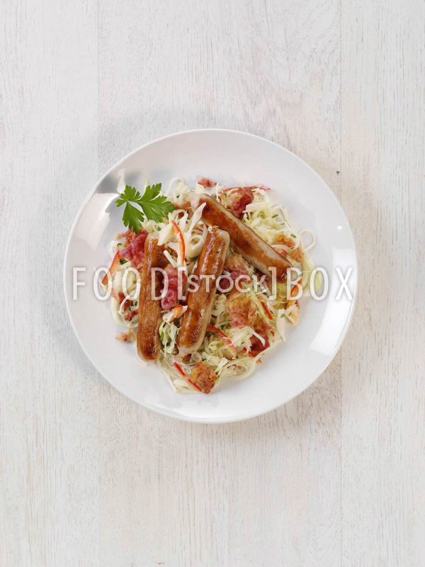 Bratwurst mit Weißkohlsalat