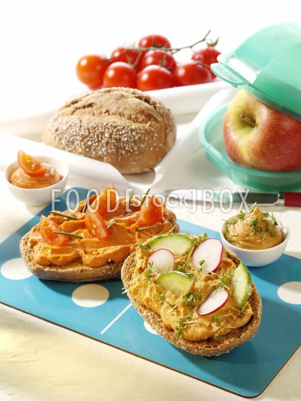 Brötchen mit Aufstrich 2
