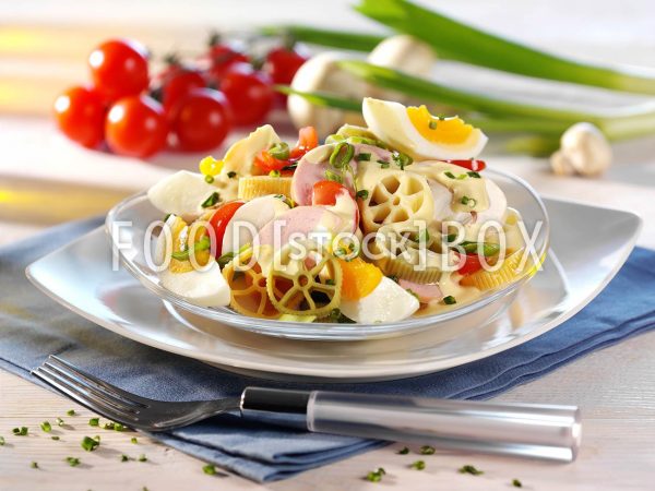 Bunter Nudelsalat mit Fleischwurst