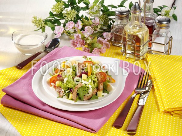 Bunter Salat mit Schnitzelstreifen