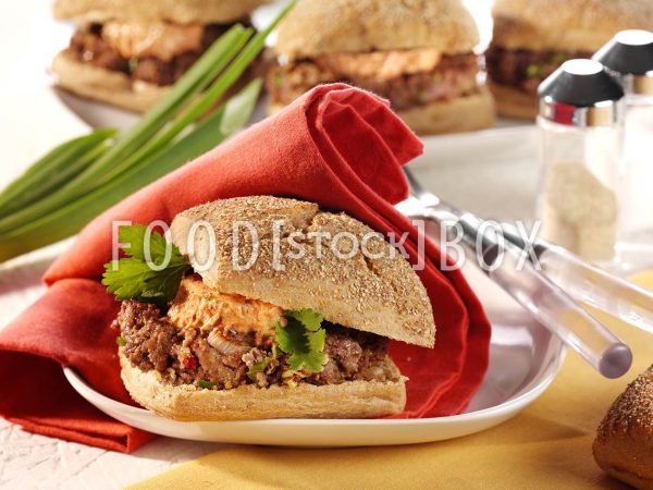 Pikanter Burger mit Korianderbutter