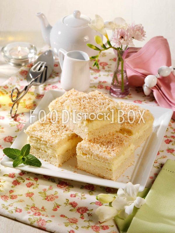 Butterkuchenblech mit Cremefüllung und Kokoshaube