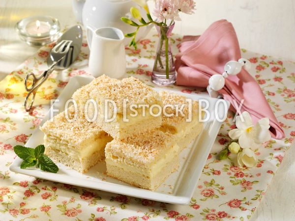 Butterkuchenblech mit Cremefüllung und Kokoshaube 2