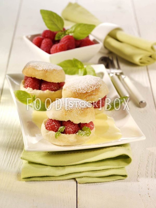 Buttermilch-Buchteln mit Himbeeren