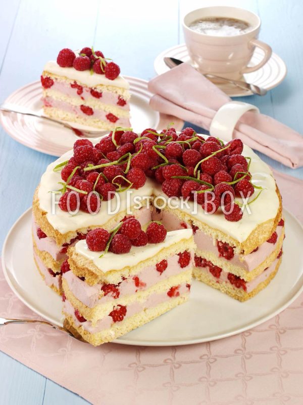 Buttermilchtorte mit Himbeeren