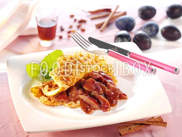 Buttermilchwaffeln mit beschwipsten Pflaumen