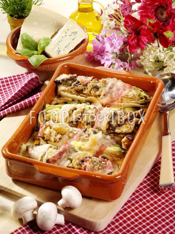 Chicorée mit Pilzfüllung im Speckmantel mit Blauschimmelkäse-Sauce