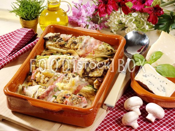 Chicorée mit Pilzfüllung im Speckmantel mit Blauschimmelkäse-Sauce 2 2