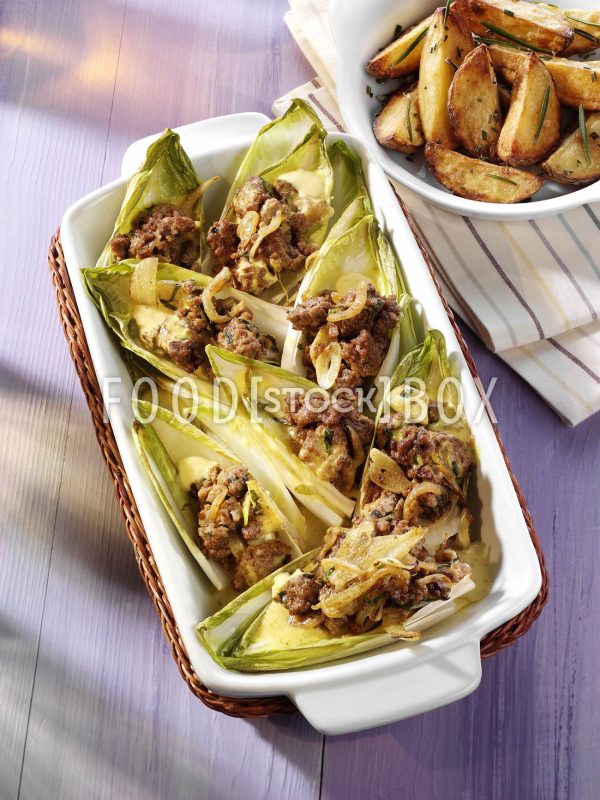 Chicoreeschiffchen mit Hackfleisch