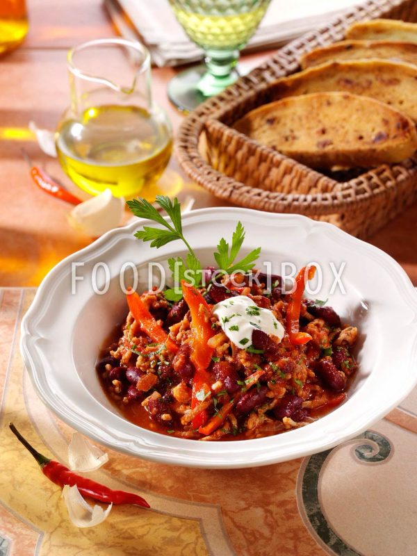 Chili con Carne mit Reis, Salsa, Guacamole und Sauerrahm