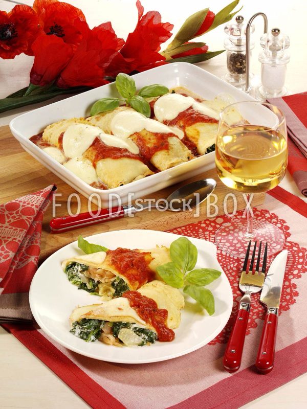 Crepes gefüllt mit Spinat, Lachs und Fenchel, in Tomatensauce, mit Mozzarella überbacken 2