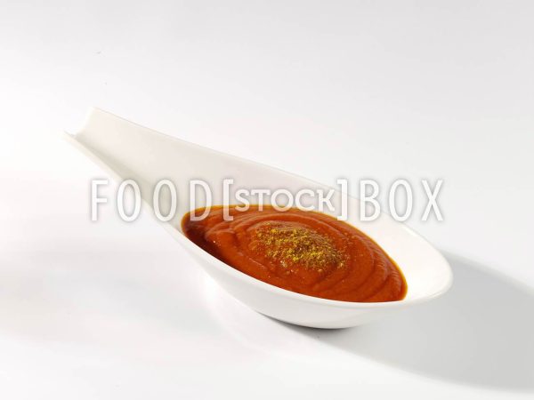 Currywurst mit hausgemachter Currysauce und Pommes