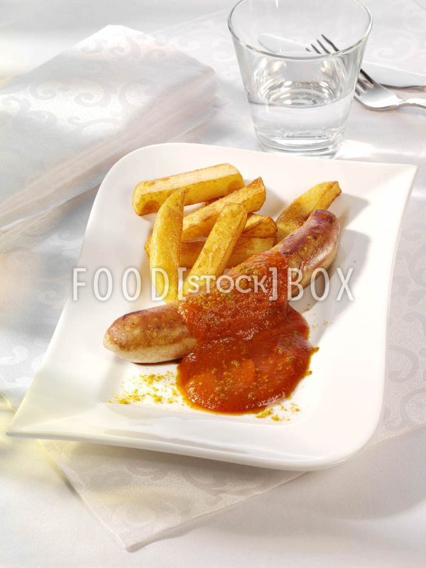 Currywurst mit hausgemachter Currysauce und Pommes 2