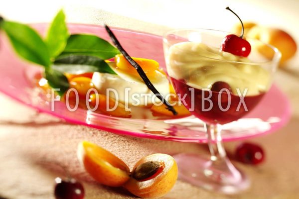 Panna cotta mit Aprikosensirup