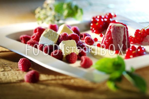 Speiseeis mit Himbeeren