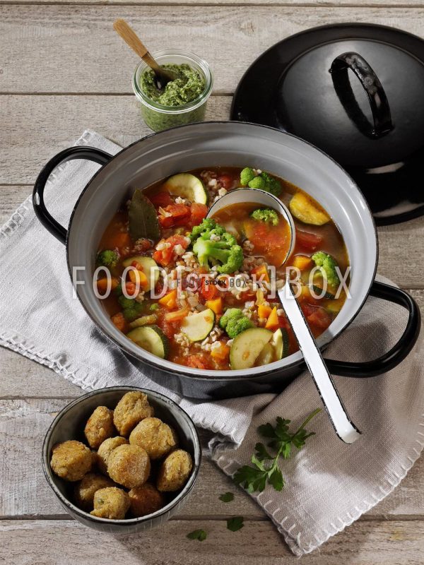 Dinkel-Minestrone mit Bohnenklößchen