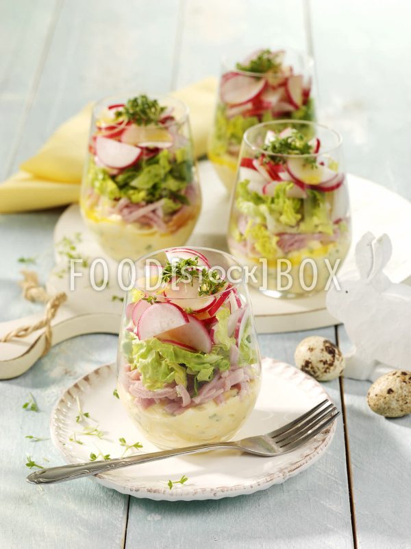 Eiercocktail-Schichtsalat