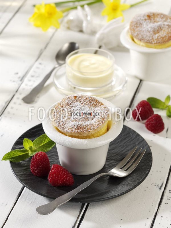 Österliche Eierlikör-Souffle mit Vanillesauce