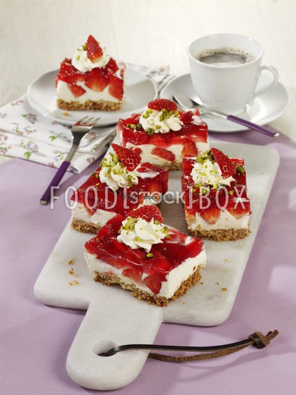 Erdbeer-Mascarponekuchen mit Salzbrezelboden und Mascarpone
