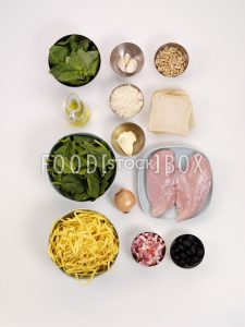 Fettucine mit Hähnchen, Bacon, Pesto, Spinat und Brotwürfeln Step 1