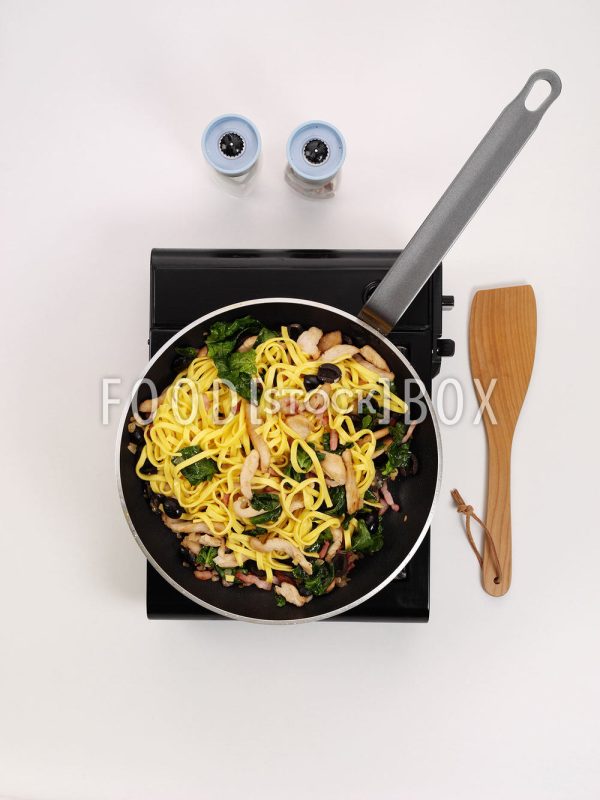 Fettucine mit Hähnchen, Bacon, Pesto, Spinat und Brotwürfeln Step 6