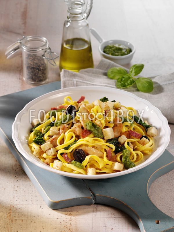 Fettucine mit Hähnchen, Bacon, Pesto, Spinat und Brotwürfeln
