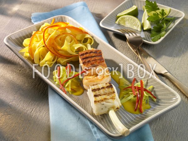 Fischspieß an Kürbisnudeln