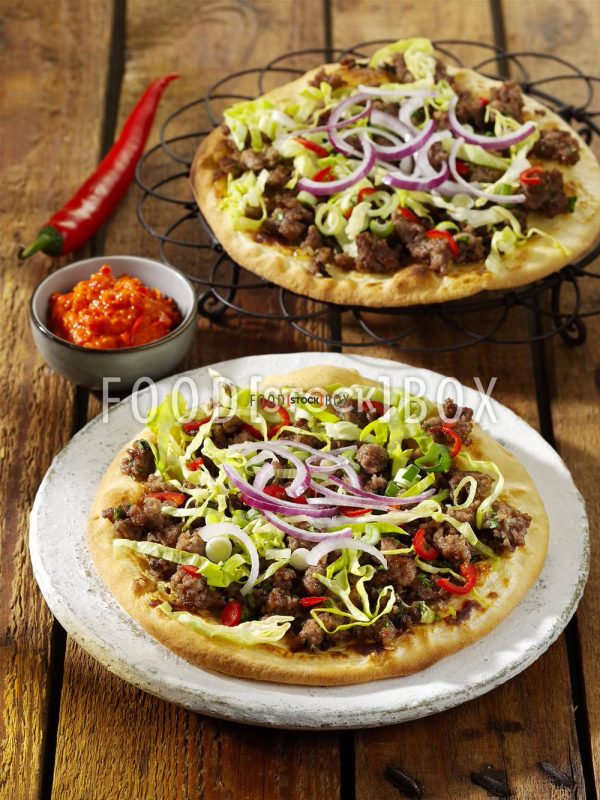 Fladenbrot mit Hackfleisch und Gemüse