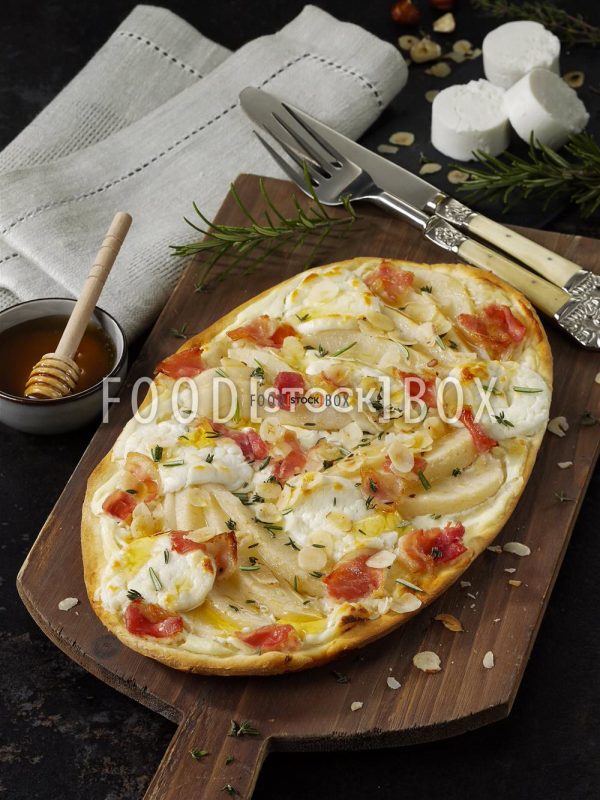 Flammkuchen mit Birne und Ziegenfrischkäse