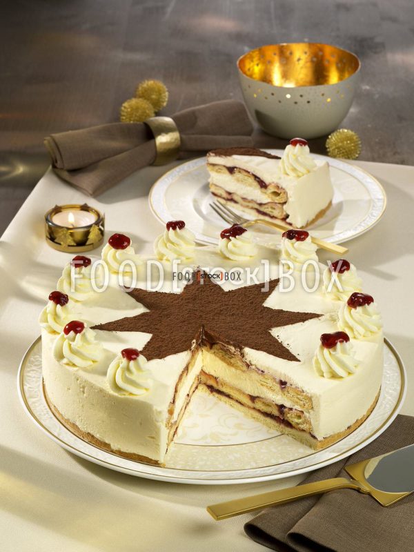 Flockentorte mit Rumsahne und Preiselbeeren