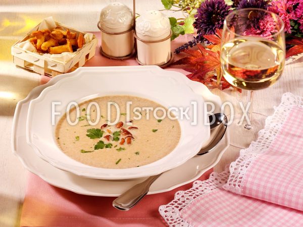 Eierschwammerlsuppe mit Liebstöckel2