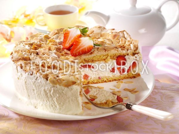 Baiser-Torte mit Erdbeer-Joghurt-Füllung