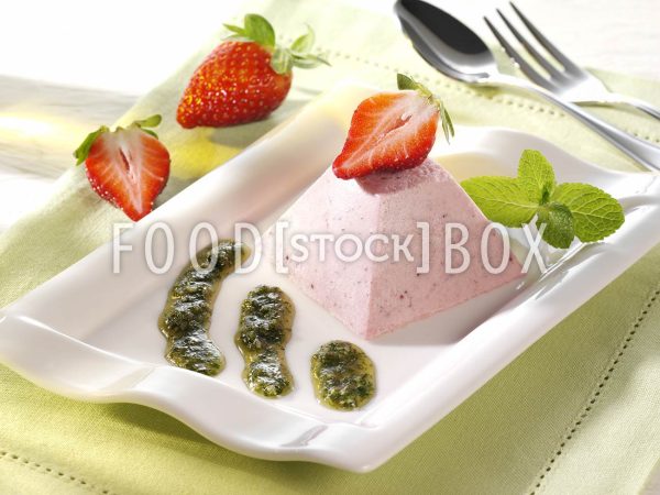 Erdbeerparfait mit süßem Pesto 4