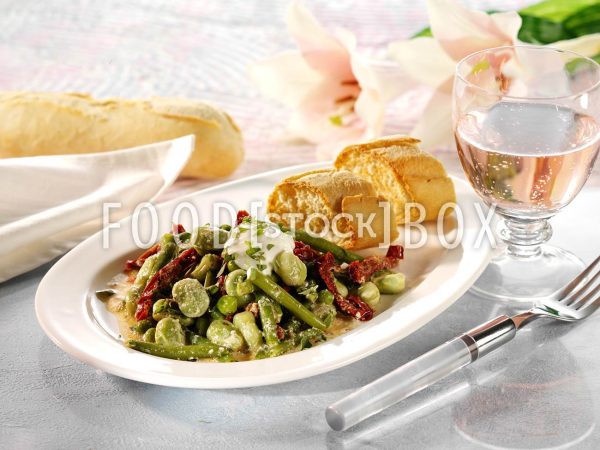 Erbsen-Bohnen-Gemüse mit getrockneten Tomaten
