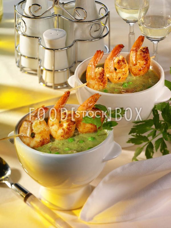 Erbsensuppe mit Garnelen-Spieße