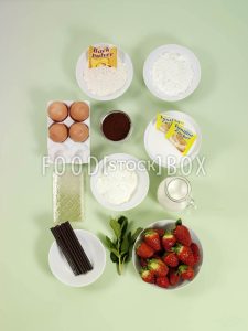 Erdbeer-Joghurt-Torte mit Minze Step 1