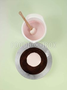 Erdbeer-Joghurt-Torte mit Minze step 5