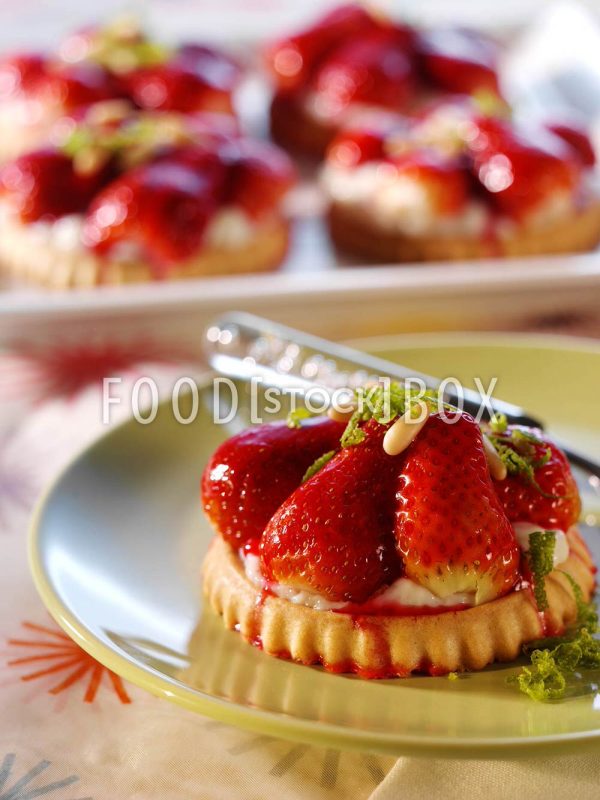 Buttermilchtörtchen mit Erdbeeren