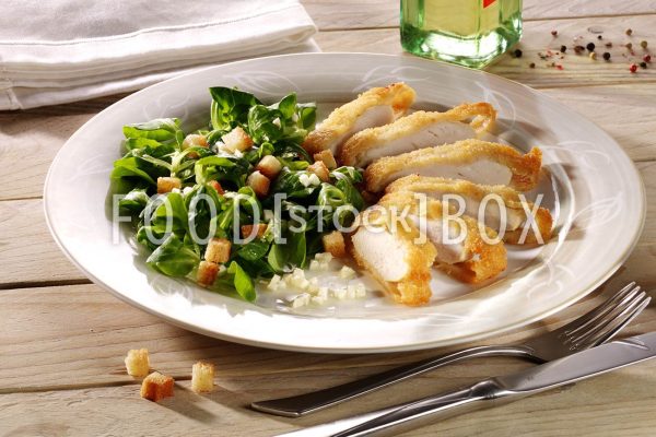 Feldsalat mit Hähnchenbrust in Parmesankruste