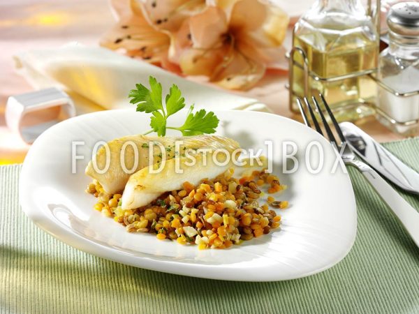 Fischfilet auf bunten Linsen