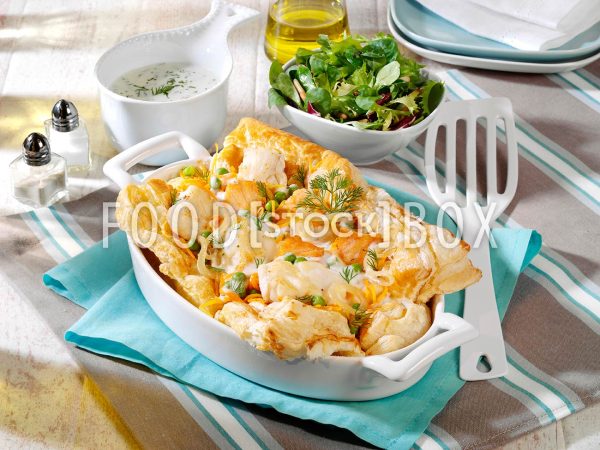 Fischragout mit Erbsen und Möhren in Blätterteig