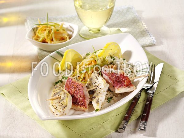 Fischspieß auf Gemüsebett mit Kräuterreis / Diabetiker