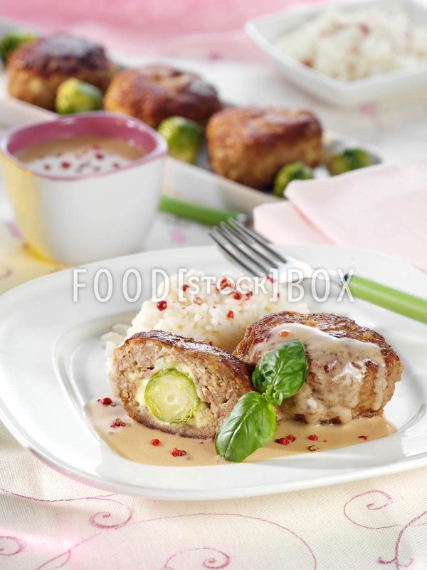 Frikadellen mit Rosenkohl-Käse-Füllung