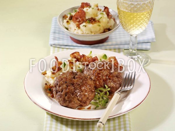 Frikadellen mit Zwiebel-Kräuter-Püree 1